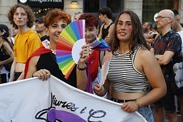 Jóvenes en una manifestación del Orgullo LGTBI+.
