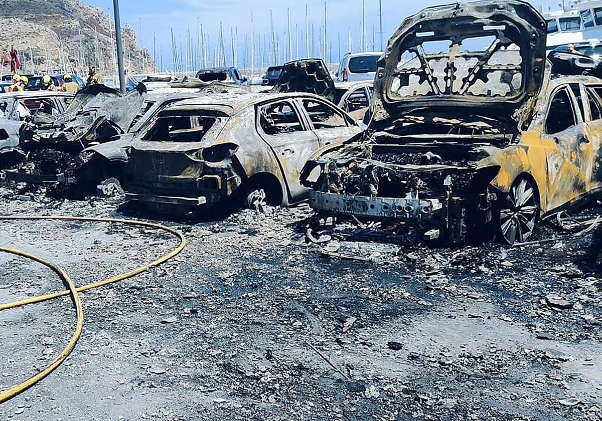 Una treintena de vehículos calcinados por un desvastador incendio en el puerto de Xàbia