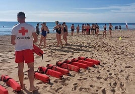 Los monitoresde Cruz Roja, con los aspirantes a los puestos de socorrismo.