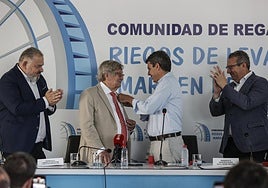 El presidente de la Generalitat impone la medalla de oro de la comunidad de Riegos de Levante a José Antonio Andújar.