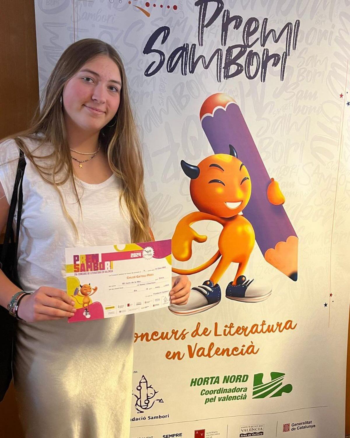 La escritora novel, Chloé Gateau Peris, tras recibir el premio Sambori en Elche.