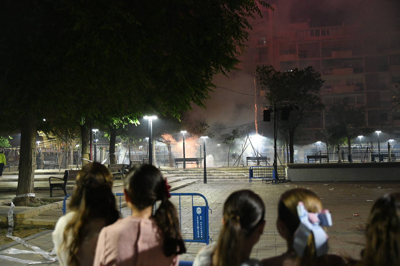 La plaza del Sol se ilumina con la mascletà nocturna