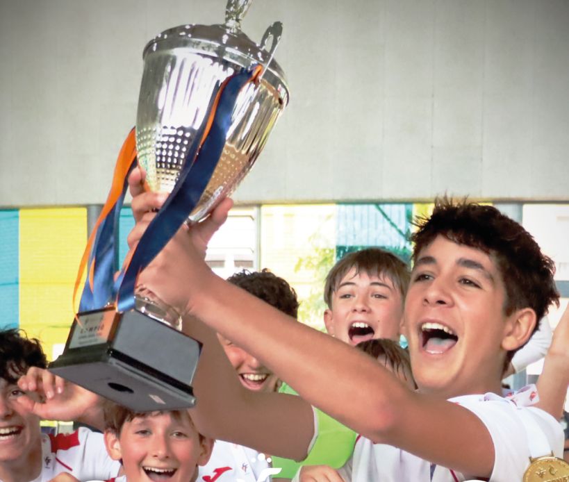 Carlos Herrera levanta la copa de campeones autonómicos 2024.