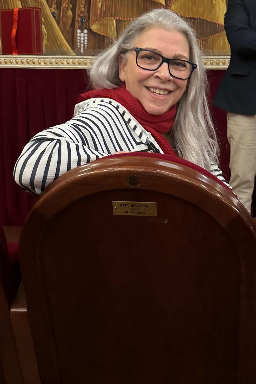 La actriz en su butaca.