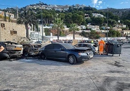 Trabajos de retirada de los vehículos este lunes en Xàbia.