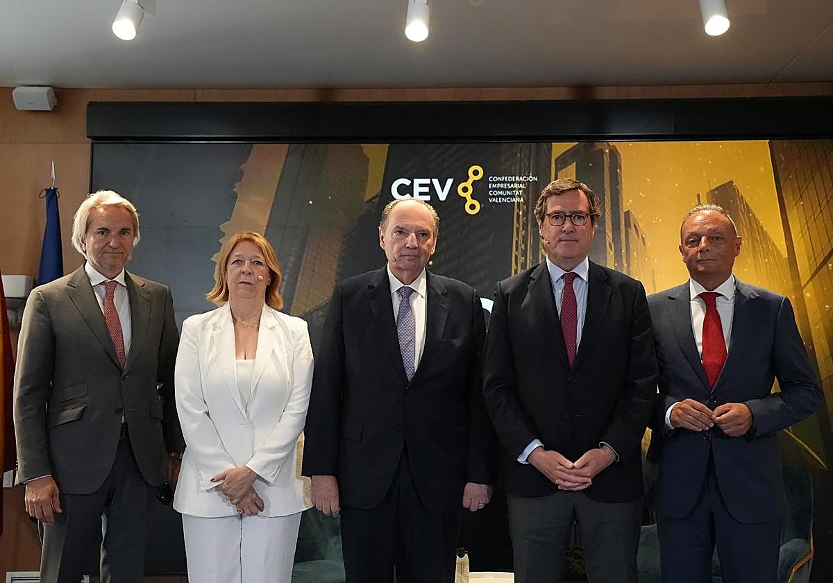 Salvador Navarro, presidente de la CEV (primero por la derecha) al lado del presidente de la CEOE, Antonio Garamendi.