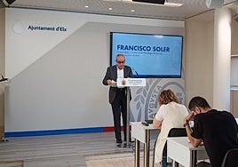 El edil Francisco Soler durante el anuncio de la medida.