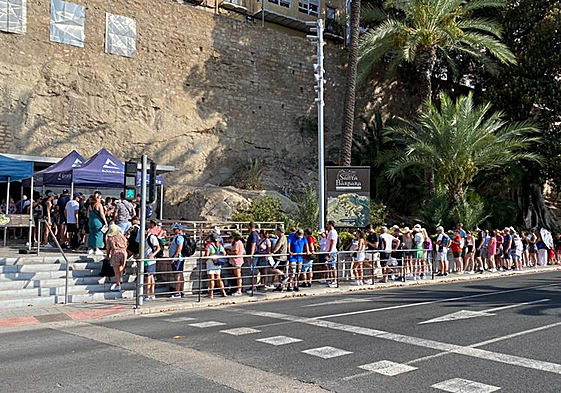 Colas en el acceso al ascensor del castillo de Santa Bárbara el verano 2023.