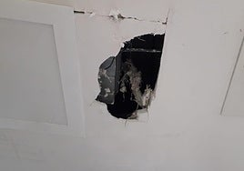 Uno de los desperfectos que denuncia el personal de la base del SAMU en Dénia.