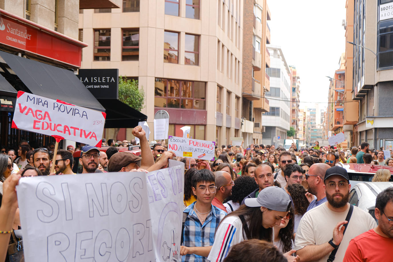 Concentración frente a la Conselleria de Educación en Alicante