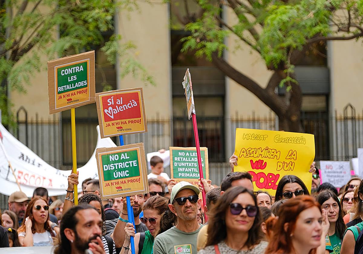 Concentración frente a la Conselleria de Educación en Alicante