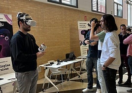 Alumnos del campus d'Alcoi de la UPV prueban los desarrollos de la IA.