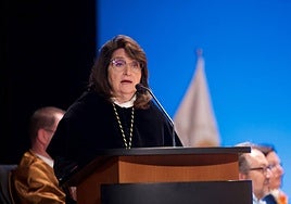Amparo Navarro anuncia su candidatura a la reeleción como rectora de la UA.