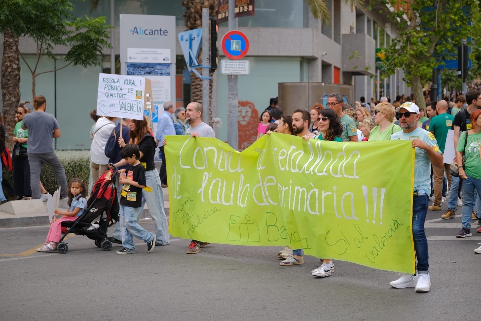 La marea verde toma Alicante en defensa de la educación pública