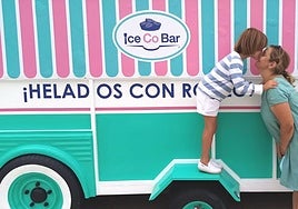 Una alicantina que ha sido madre en solitario, con su hijo.