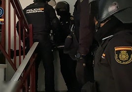 Los agentes de policía accediendo a uno de los pisos donde las mujeres eran obligadas a prostituirse.