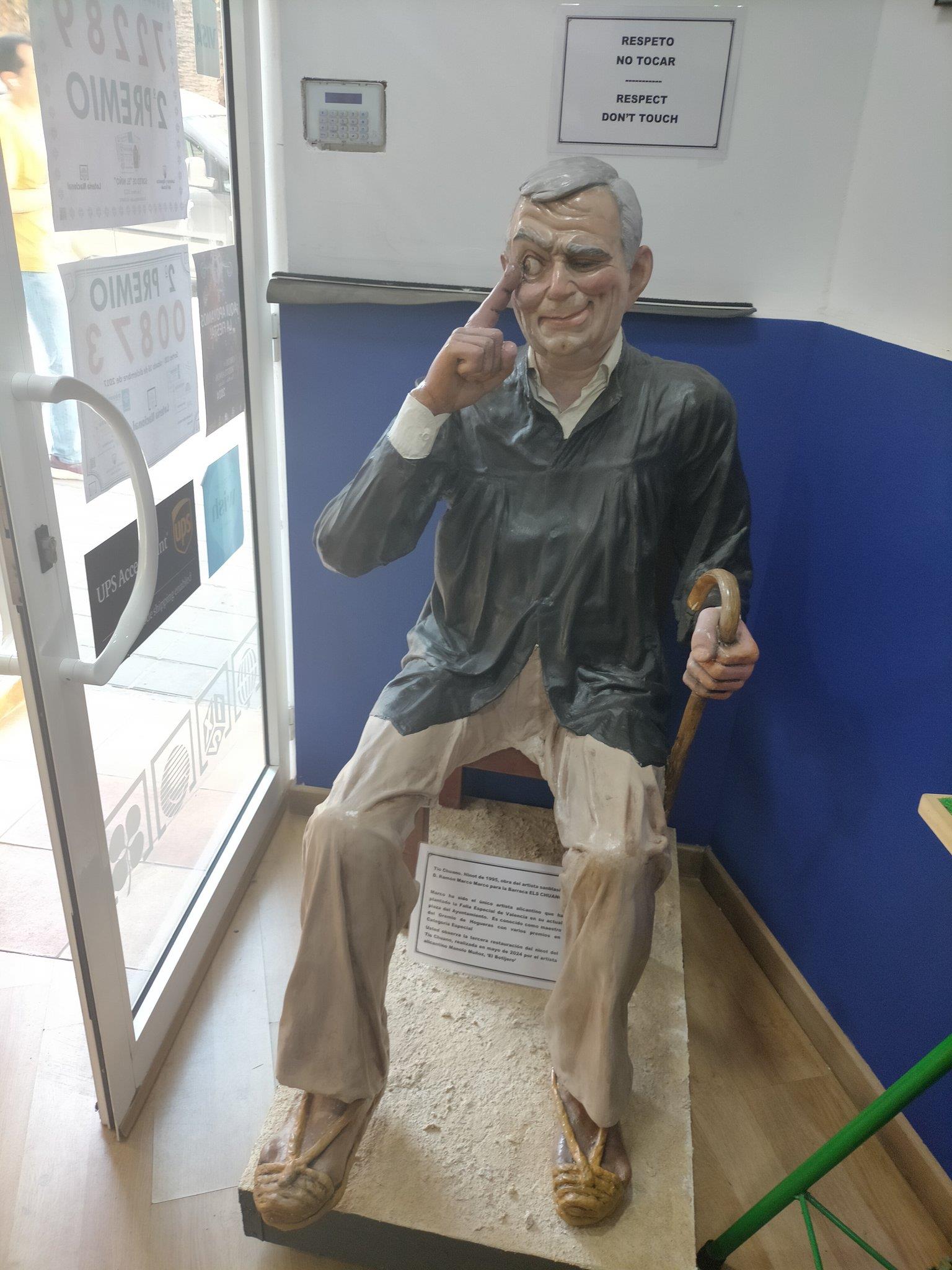 El Tío Chuano luce restaurado en la administración de loterías 'El gordo afortunado'.
