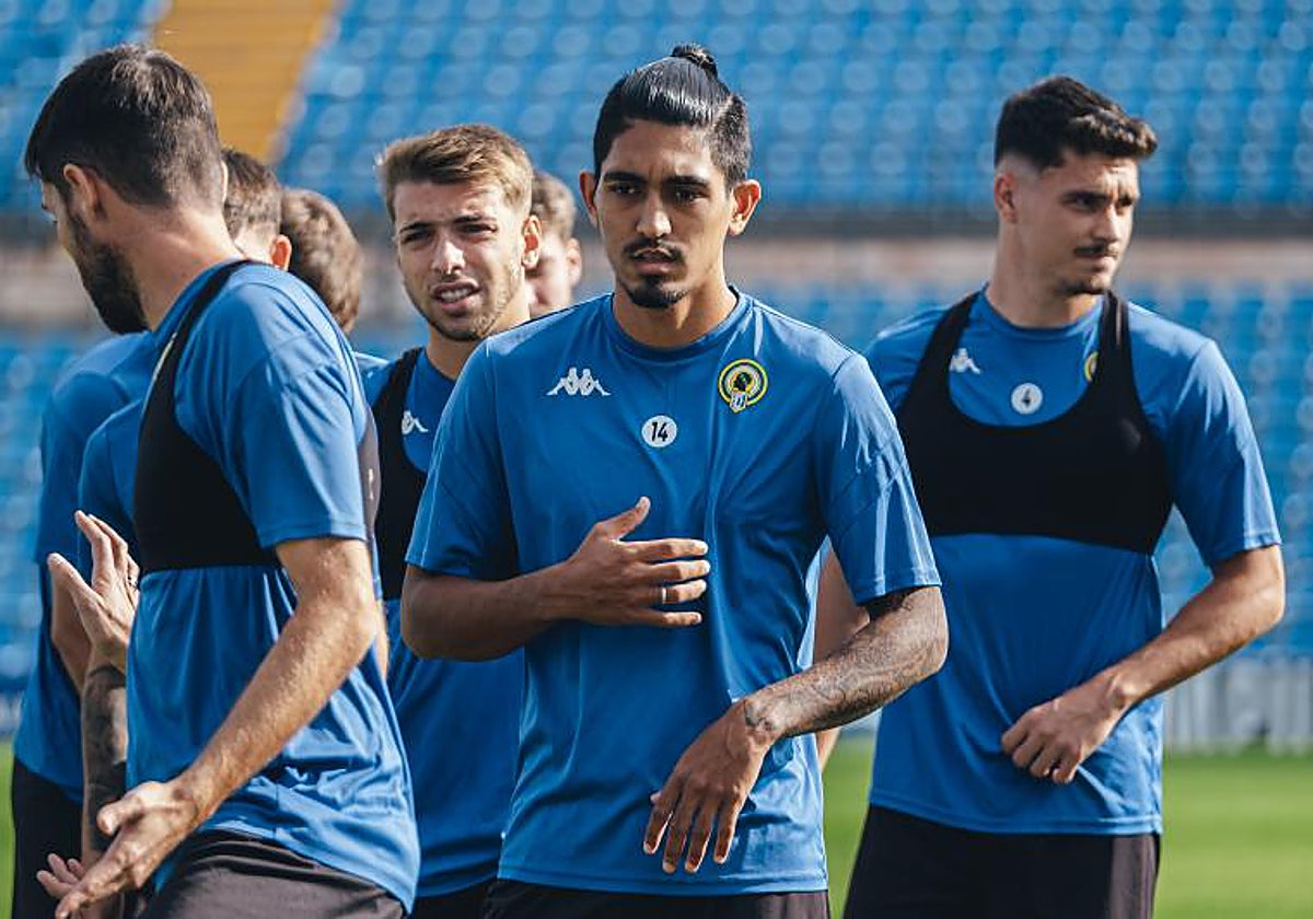 Cesar Moreno y Sergi Molina, a su derecha, en un entrenamiento.