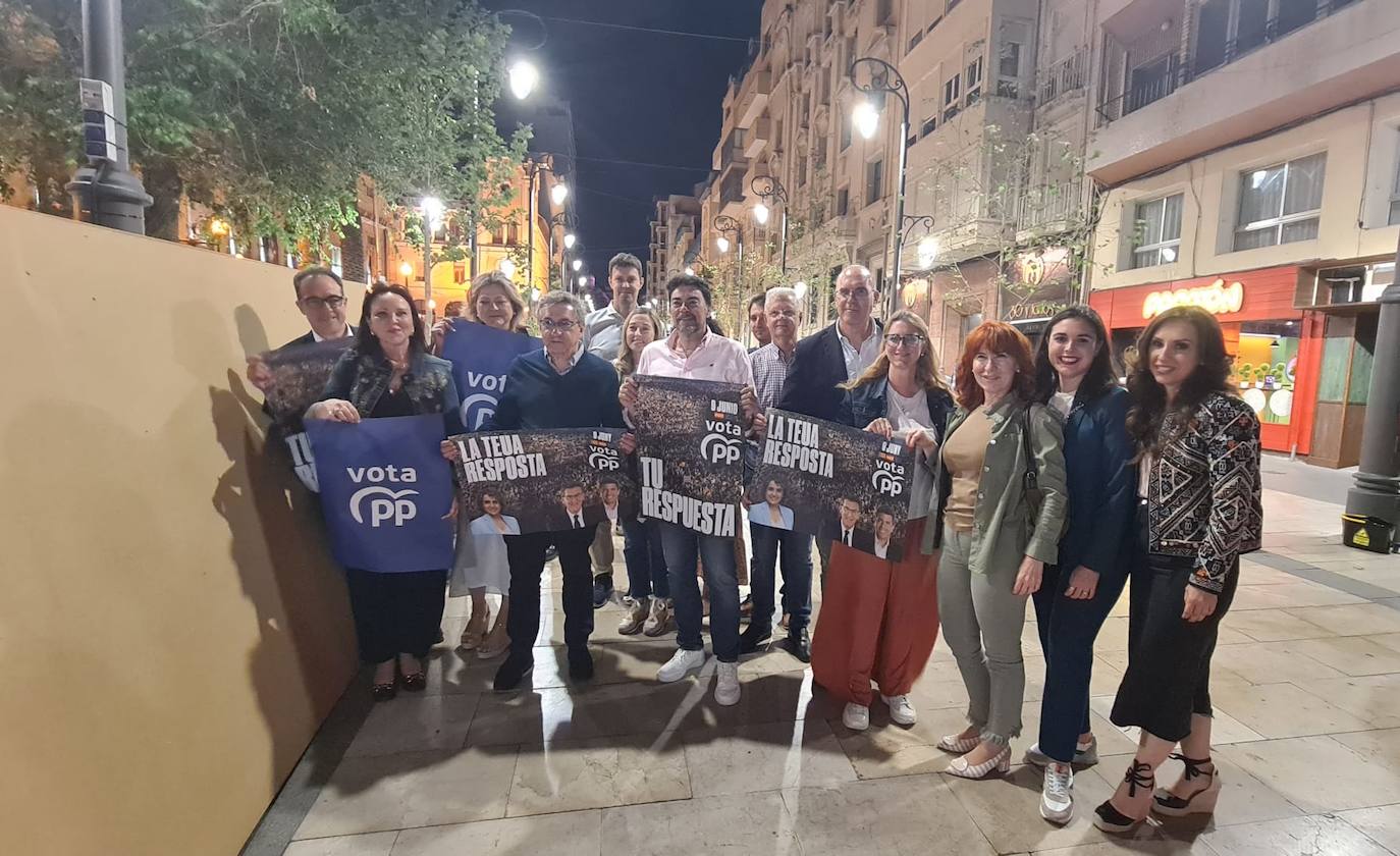 Arranca en Alicante la campaña electoral europea con la tradicional pegada de carteles