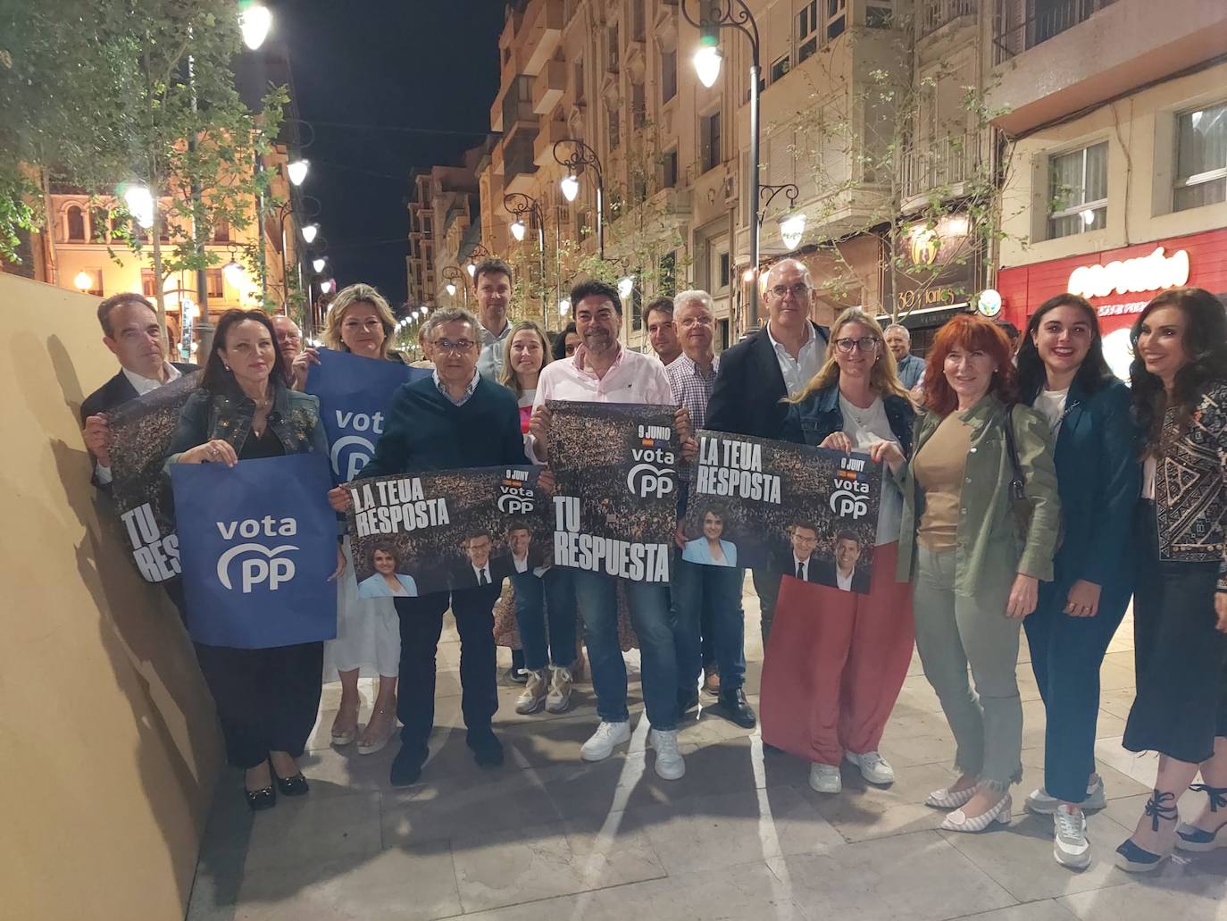 Arranca en Alicante la campaña electoral europea con la tradicional pegada de carteles