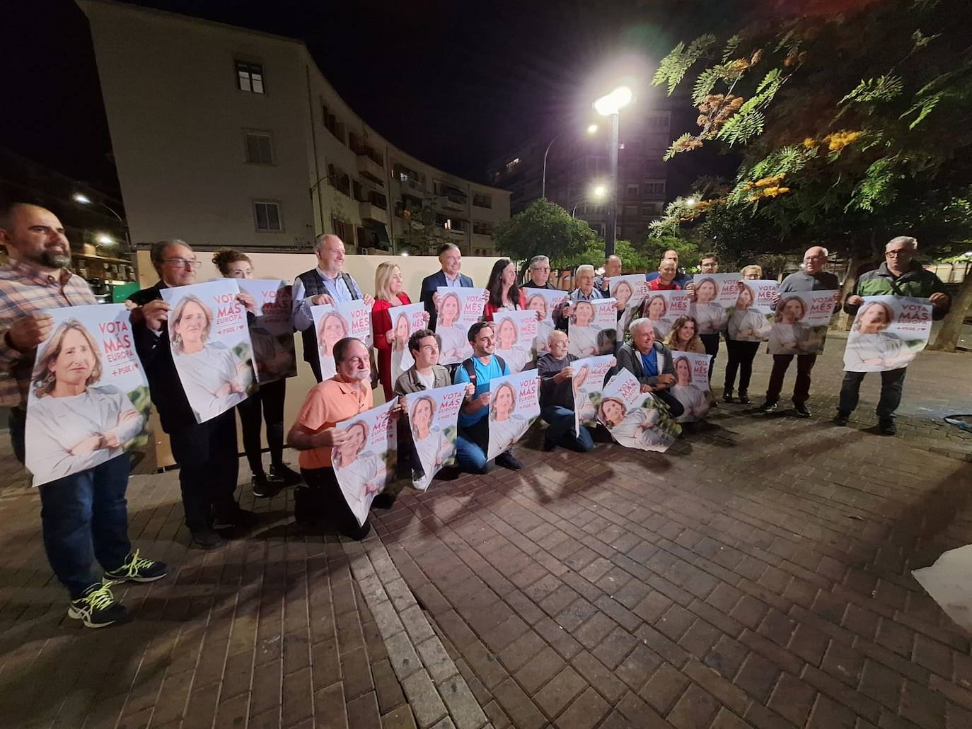 Arranca en Alicante la campaña electoral europea con la tradicional pegada de carteles