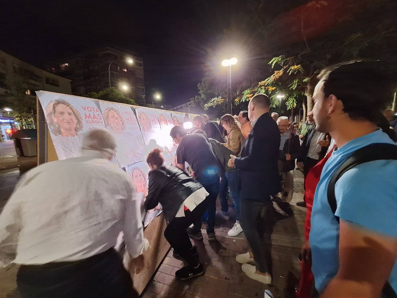 Arranca en Alicante la campaña electoral europea con la tradicional pegada de carteles