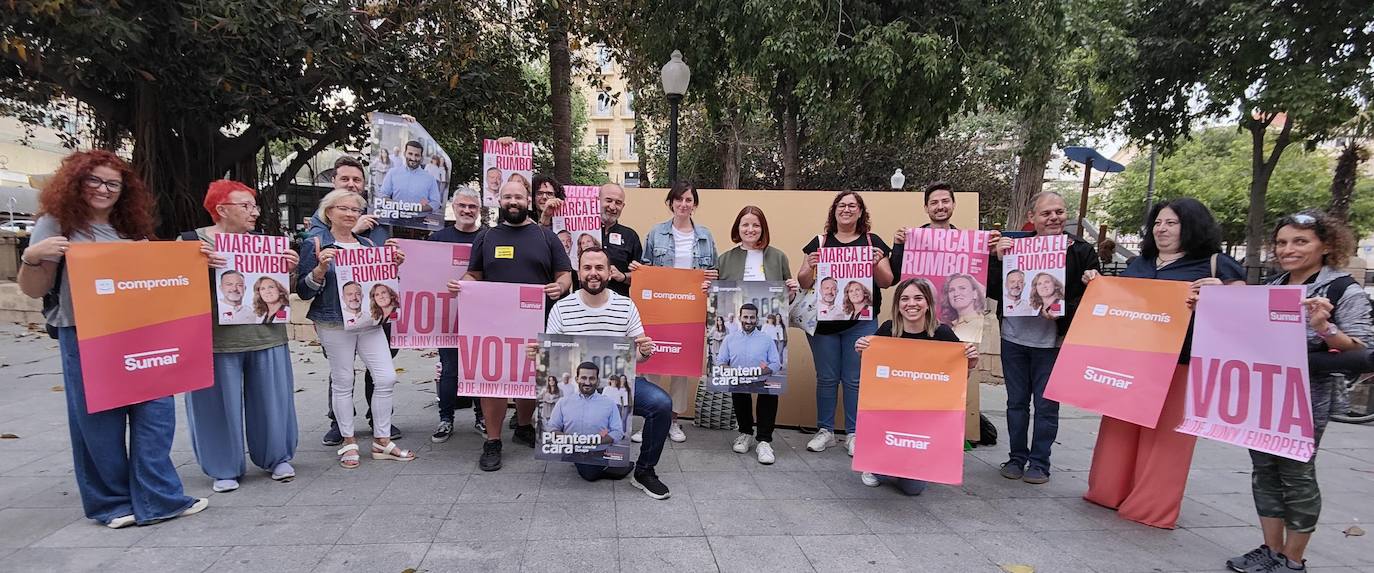 Arranca en Alicante la campaña electoral europea con la tradicional pegada de carteles