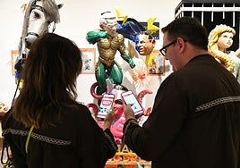 Dos personas prueban la aplicación con audiodescripciones.