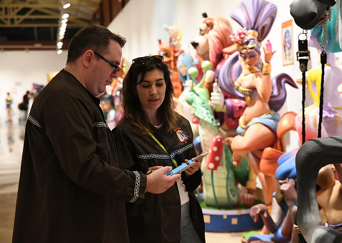 Imagen secundaria 1 - 1. Escaneando el qr de la aplicación. 2. Fran García y Aitana Gómez comprueban los enlaces de la web. 3. Inauguración de la exposición del Ninot. Miriam Gil Albert