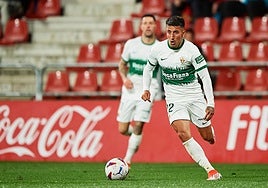 Nico Fernández avanza con el balón controlado.