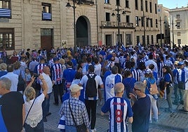 Aficionados concentrados en la Plaza de España.