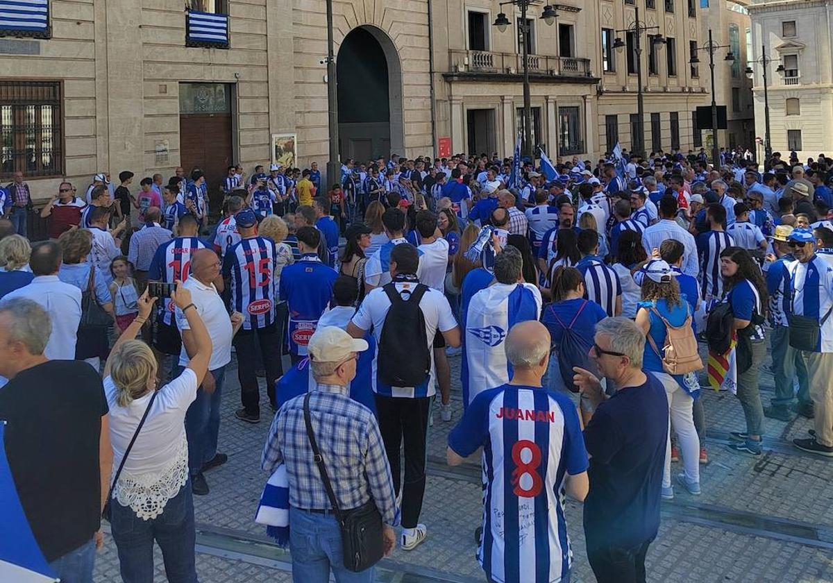Aficionados concentrados en la Plaza de España.