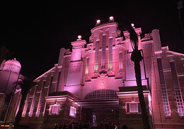 Fachada del Mercado Central de Alicante, iluminada.