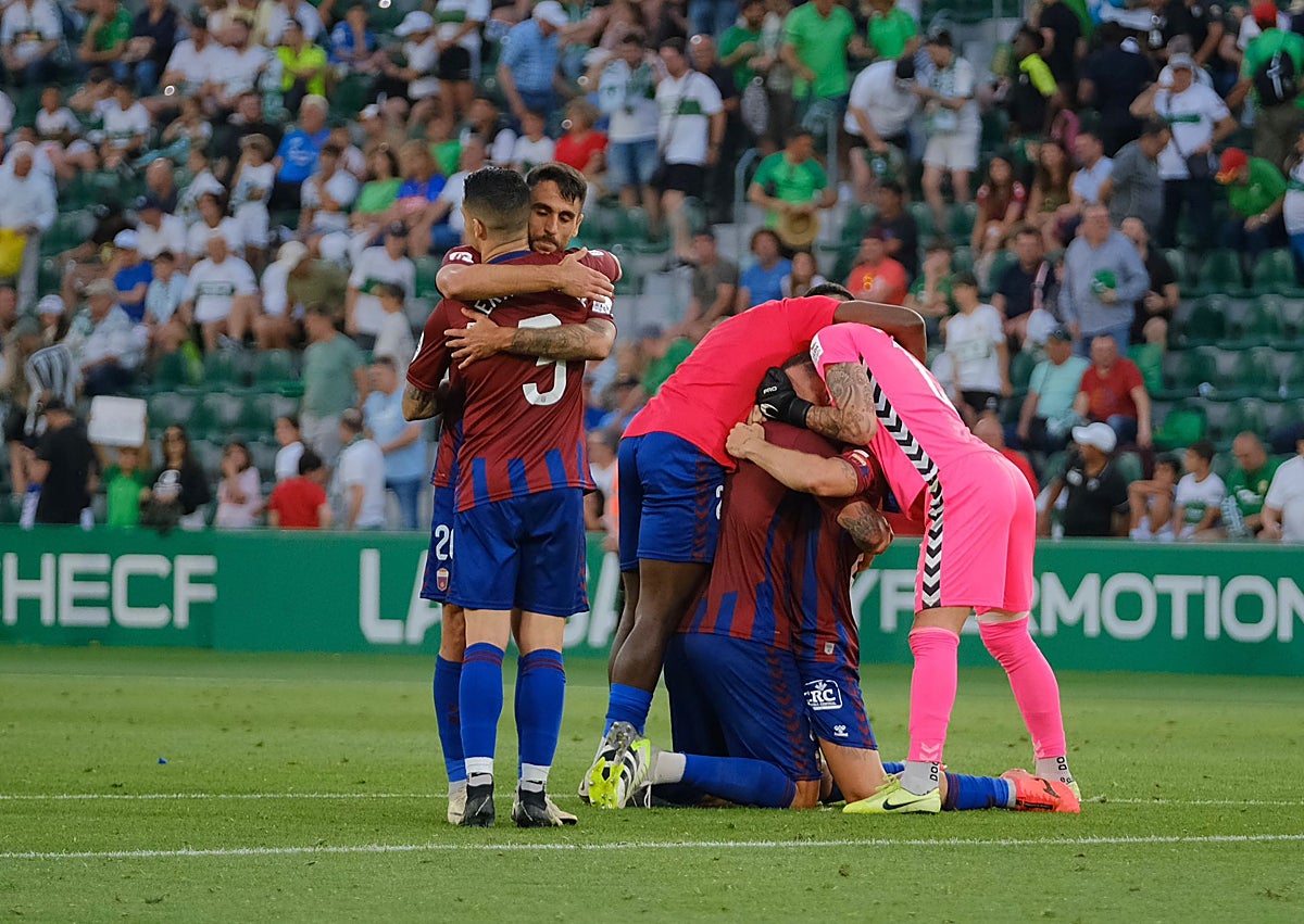 Imagen secundaria 1 - Imágenes del encuentro de este domingo en el Martínez Valero.