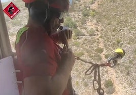 Imágenes del rescate de los efectivos del Consorcio de Bomberos de la Diputación de Alicante.