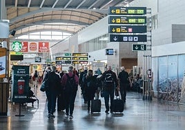 Pasajeros en la terminal del aeropuerto Alicante-Elche.