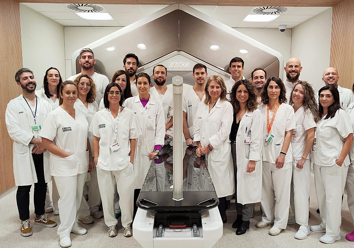 Equipo del servicio de Oncología Radioterápica en el Hospital General de Elche.
