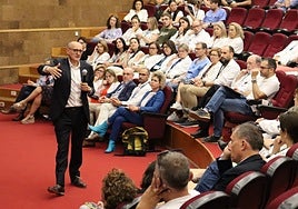 Xavier Marcet durante su charla este lunes en el Hospital General de Alicante.