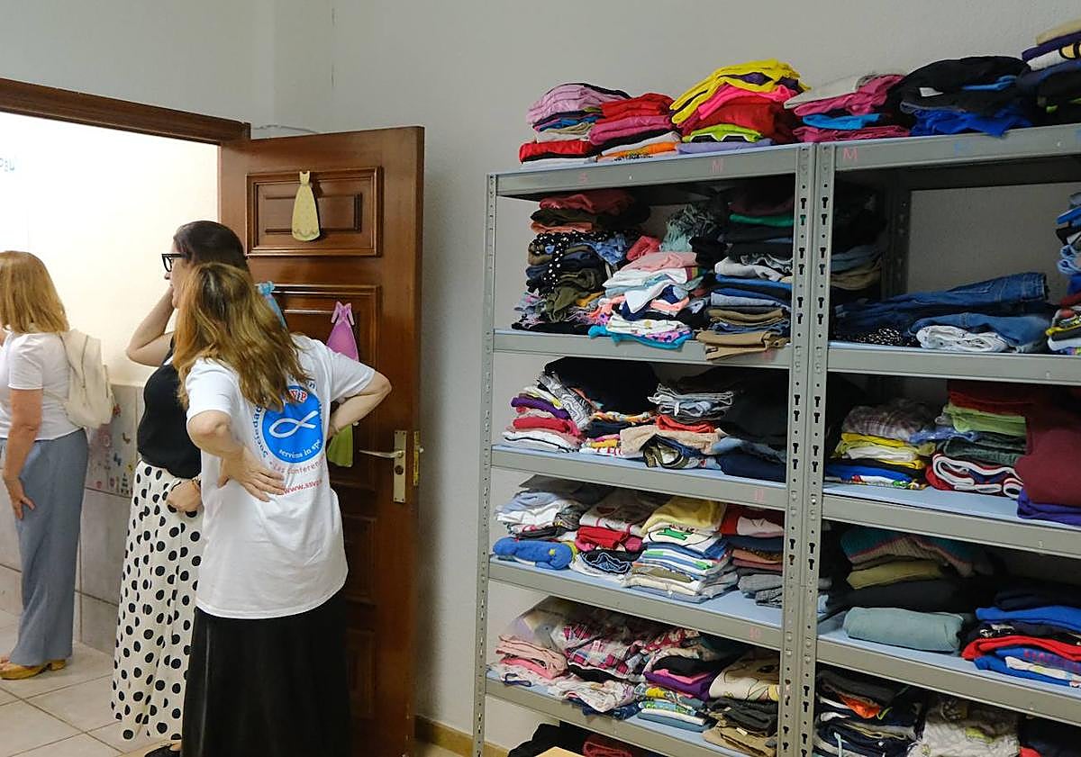 Imagen principal - Detalles del ropero y las voluntarias de la entidad. 