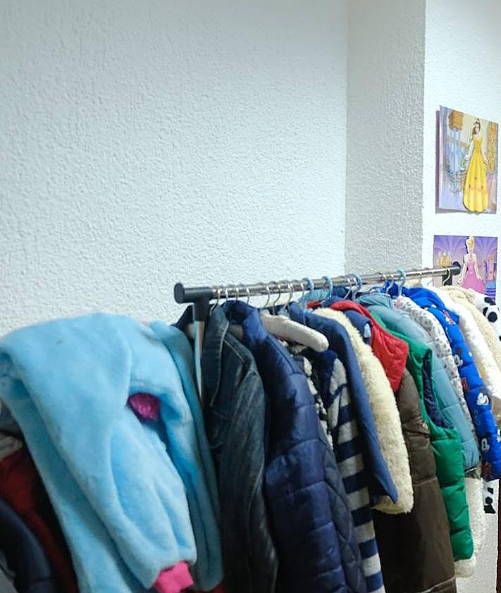 Imagen secundaria 2 - Detalles del ropero y las voluntarias de la entidad. 