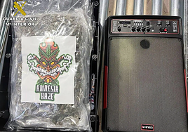 Uno de los paquetes de marihuana decomisados.