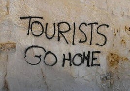 Pintada contra los turistas en la Cantera.