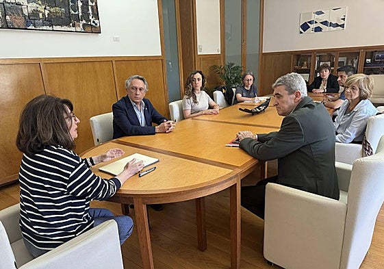 Reunión entre los responsables del Hospital de Alcoi y la Universidad de Alicante.
