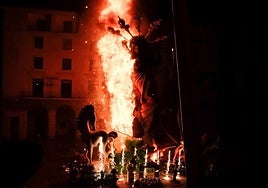 Cremà de 'Geoda', hoguera oficial de Alicante 2023.