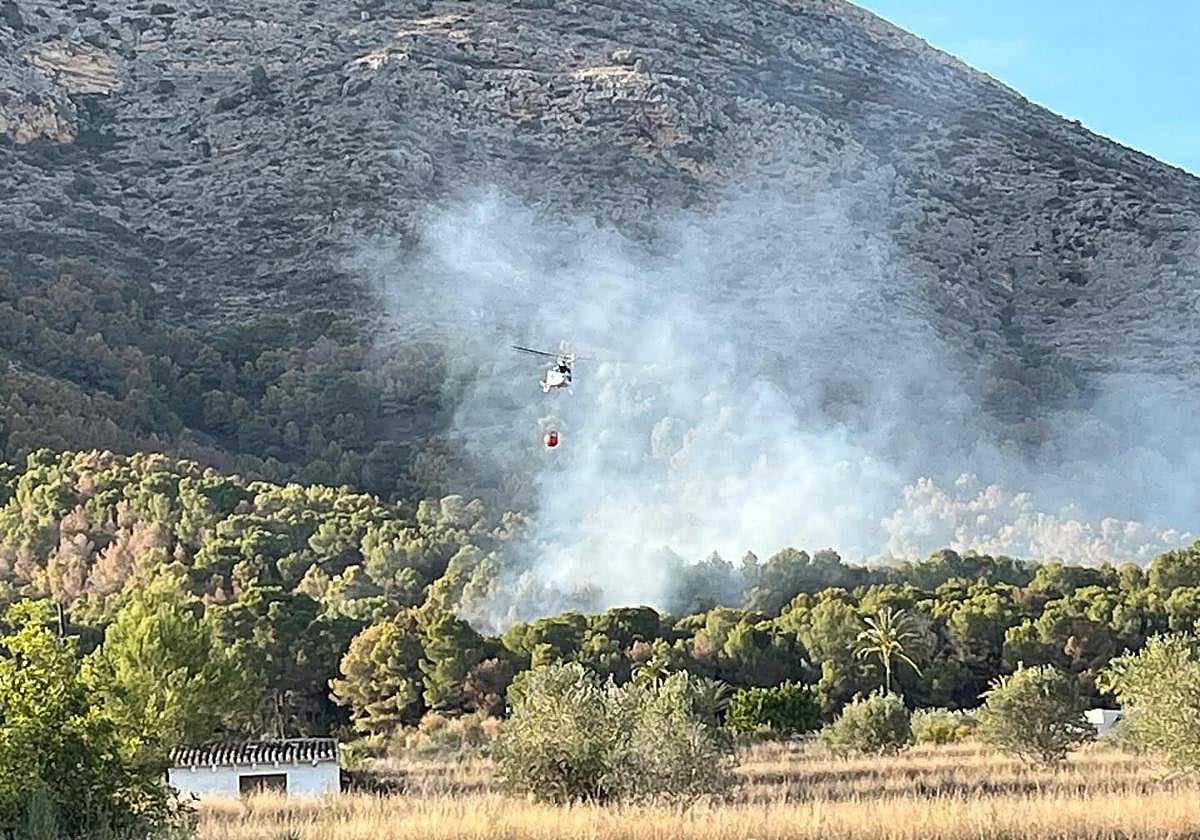 Un helicóptero, en las labores de extinción del fuego.