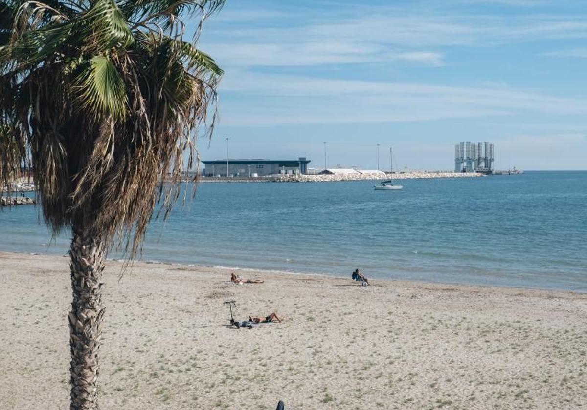 Bañistas en la playa de San Gabriel.