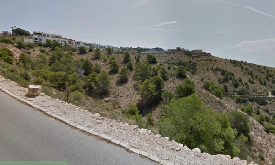 Imagen principal - El TSJ condena al Ayuntamiento de Benidorm a pagar 330 millones de euros de compensaciones urbanísticas en la Serra Gelada