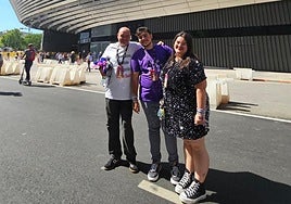 Admiradores de Taylor Swift llegados de Alicante, a las puertas del Santiago Bernabéu para el primer concierto de la cantante estadounidense.