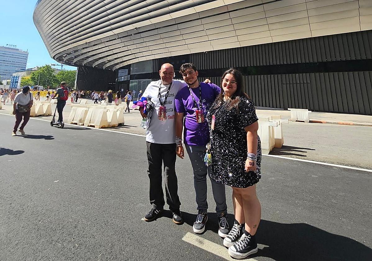 Admiradores de Taylor Swift llegados de Alicante, a las puertas del Santiago Bernabéu para el primer concierto de la cantante estadounidense.