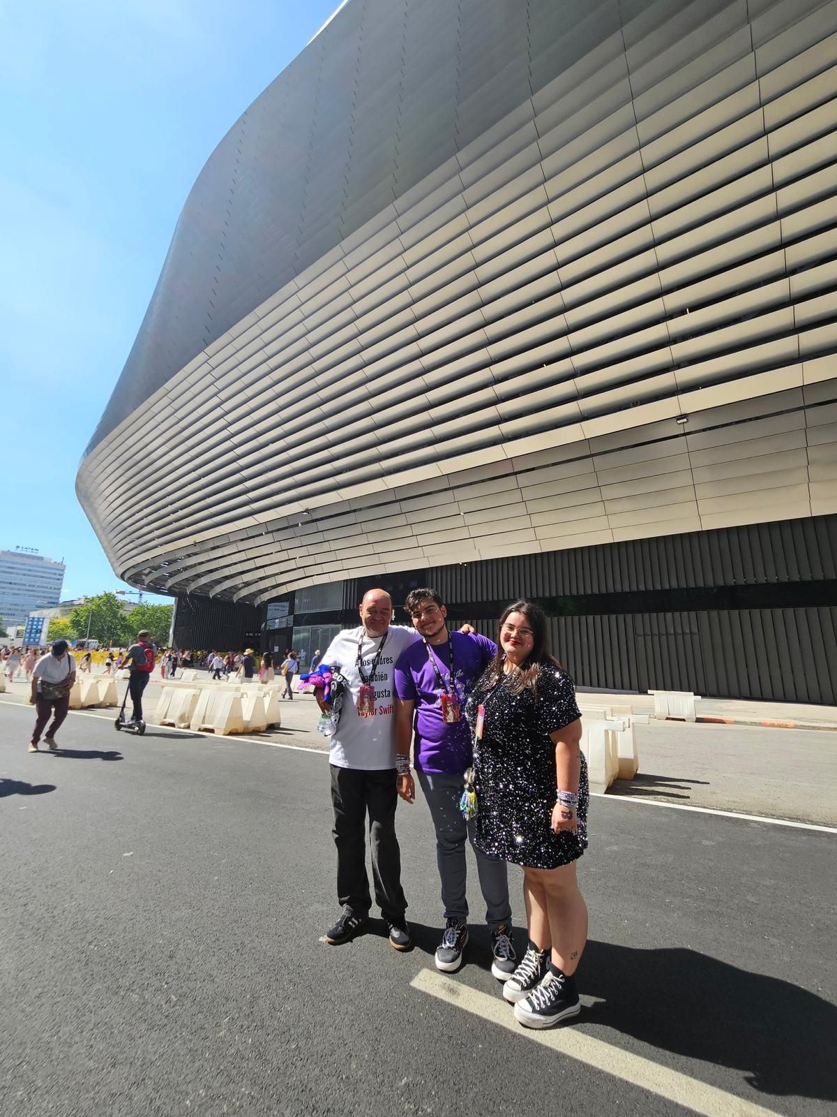 Imagen principal - La odisea de los 'swifters' de Alicante para ver a Taylor